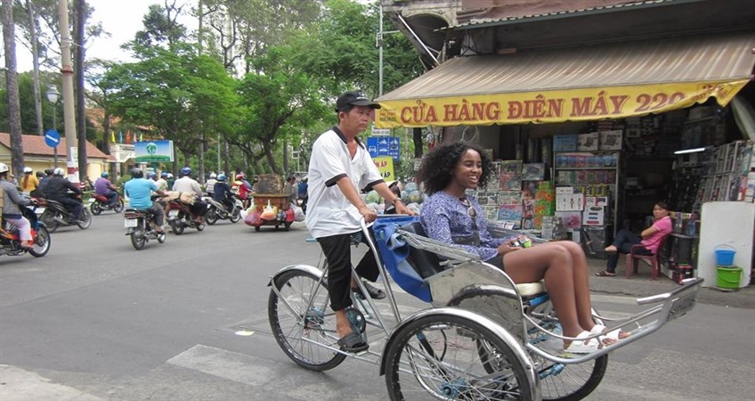 cross the streets in vietnam