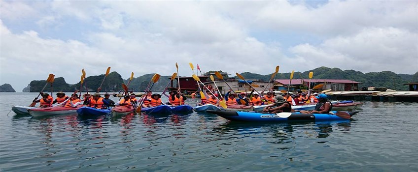 kayaking in halong bay