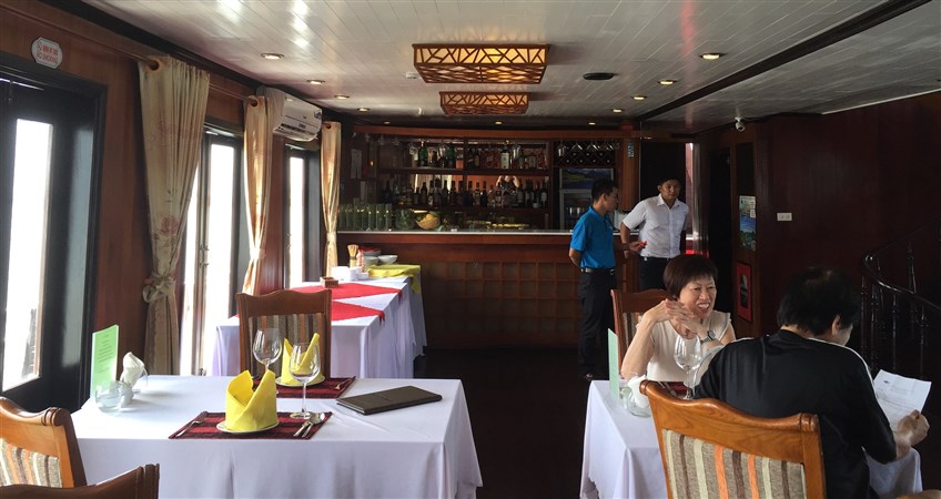 places to eat in halong bay