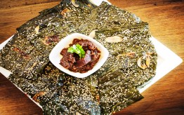 Kaipen (Fried Seaweed) with Jaew Bong